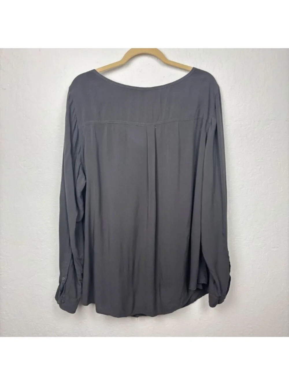 ✨3/$30 Torrid 2X Plus Size V-Neck Button Down Blouse Gray Long Sleeve Roll Tab S - Picture 4 of 5